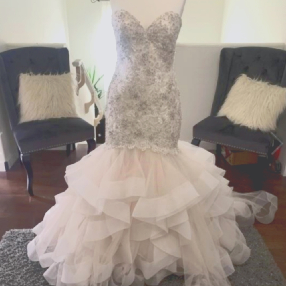 Wedding dress - Picture 1 of 6